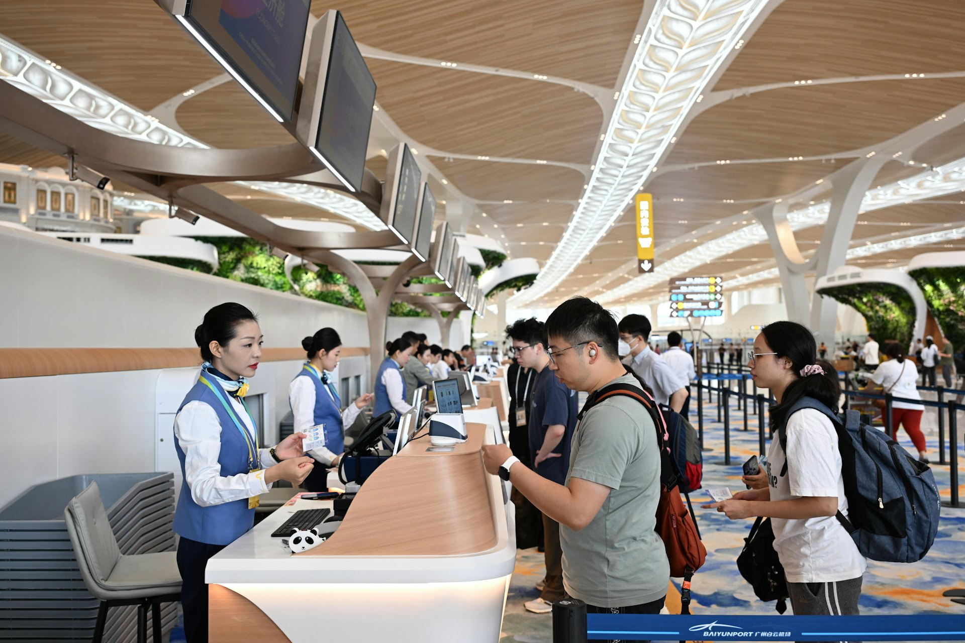 10月30日，在廣州白雲機場T3航站樓內，乘坐東方航空MU6308首航航班的旅客在值機。（新華社）