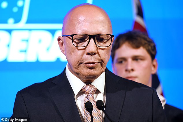 达顿的败选既是政治上的打击，也是个人层面的打击。这是他近25年来首次失去迪克森选区的席位。图中是他于5月3日承认败选的画面。