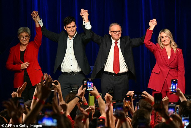 在5月3日的大选中，阿尔巴尼斯带领工党取得了二战以来最大的胜利。照片中，他与伴侣乔迪·海顿、儿子内森以及外交部长黄英贤一同庆祝胜利。