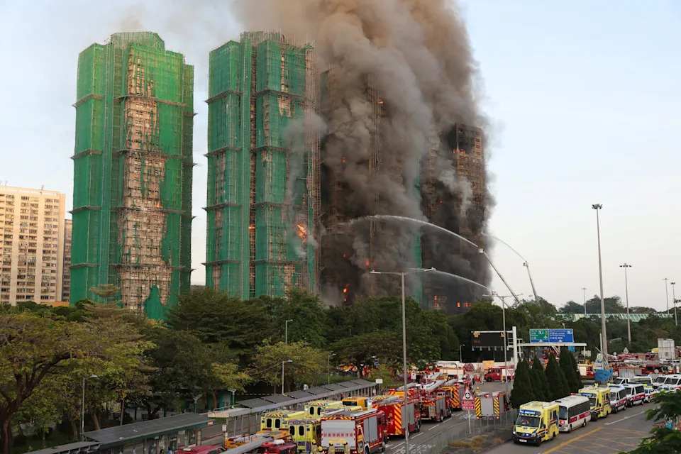 香港新界26日发生大火的住宅区为大埔宏福苑,已有42年历史,屋苑有8幢大楼合共1984个住房;火警发生前,屋苑正进行外墙维修,所有大楼外墙因此搭上了竹棚,有民众在下午3时左右看到某幢大楼的竹棚起火,由于风大,大火很快延烧至其他大楼的竹棚。(路透社)