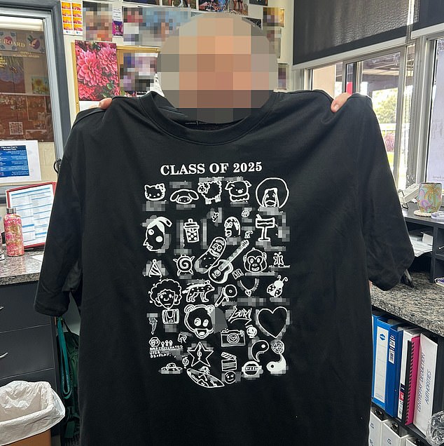 可以看到这名学生的名字印在一件“2025届”的T恤上（如图所示）。