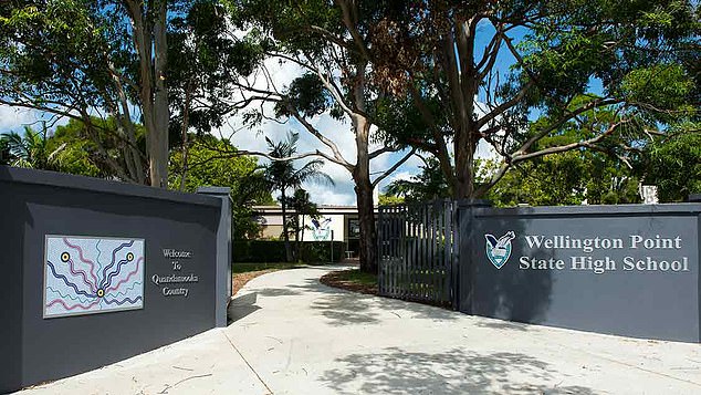 惠灵顿角州立高中一名12年级学生在学校舞会上坠亡。