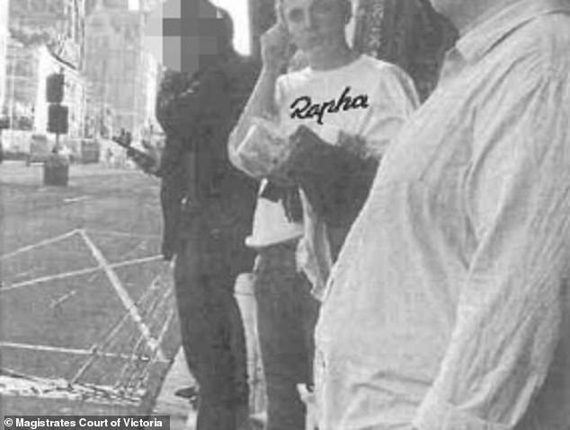 一名通勤者拍下了一张照片，声称达鲁尔裤子里藏着一把枪。这张照片在本周她的保释听证会后由法院公布。