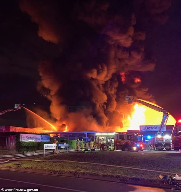 超过200名消防员被派往北圣玛丽斯的事发现场，这是悉尼西部多年来发生的最大火灾之一。