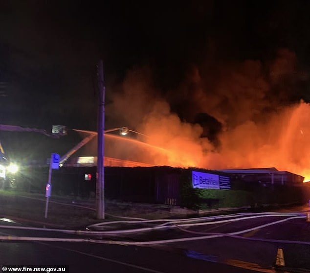 火灾周围已设立200米禁区，预计火势将持续燃烧至周日大部分时间。