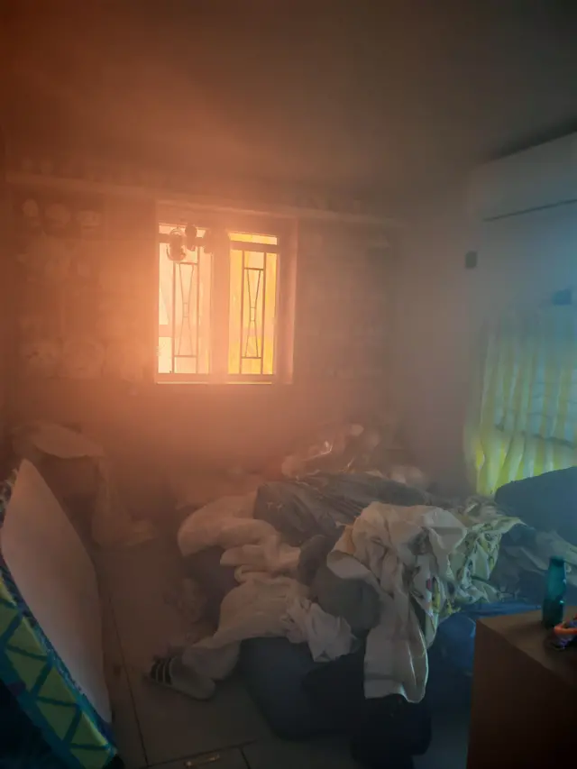 李先生被困在家里，窗外一片火光。