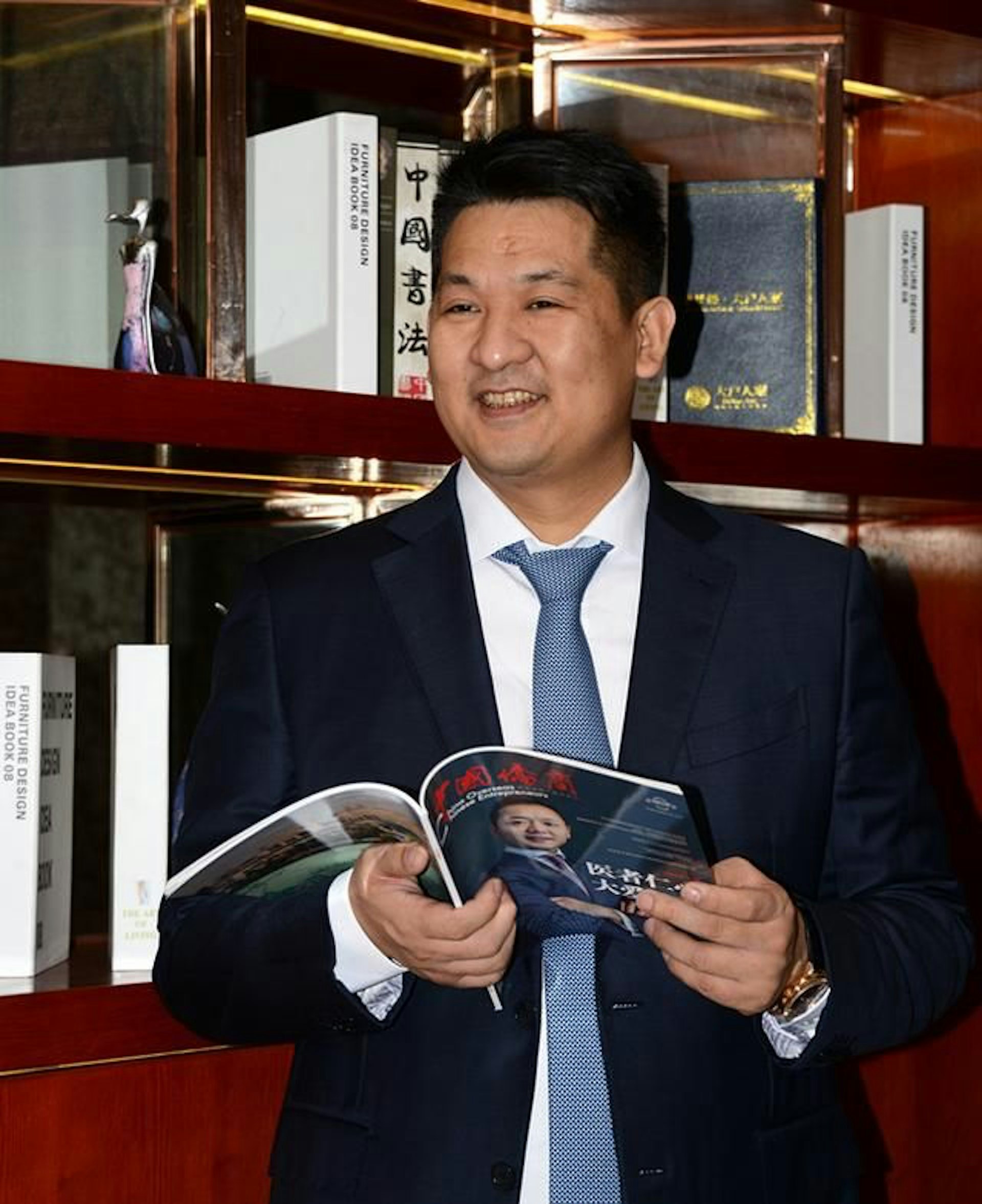 《华声在线》2018年曾发表一篇，描述佘伦凯发迹史和热衷慈善的正面报导。（华声在线）