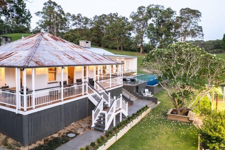 翻新后的庄园内设有迷你高尔夫球场、网球场和镁盐泳池。