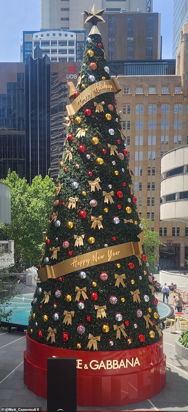 位于马丁广场的这棵14.5米高的圣诞树因挂出“节日快乐”而非“圣诞快乐”的横幅而受到批评。