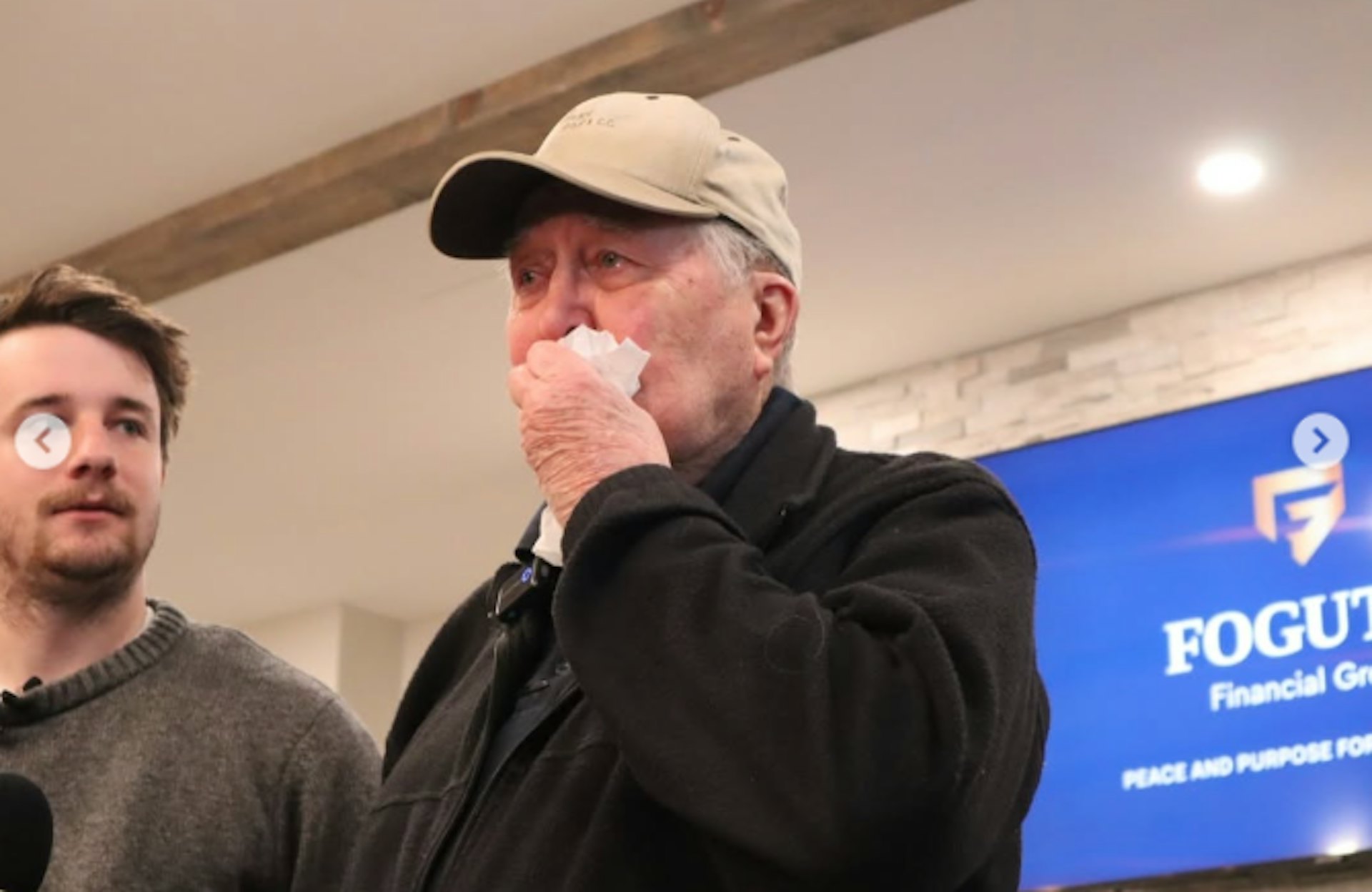 收到捐款后，班巴斯感动得哭泣。（Samuel Weidenhofer）