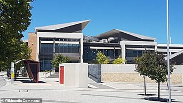 周一下午3点,珀斯东北部埃伦布鲁克中学发生“一群青少年之间的冲突”。