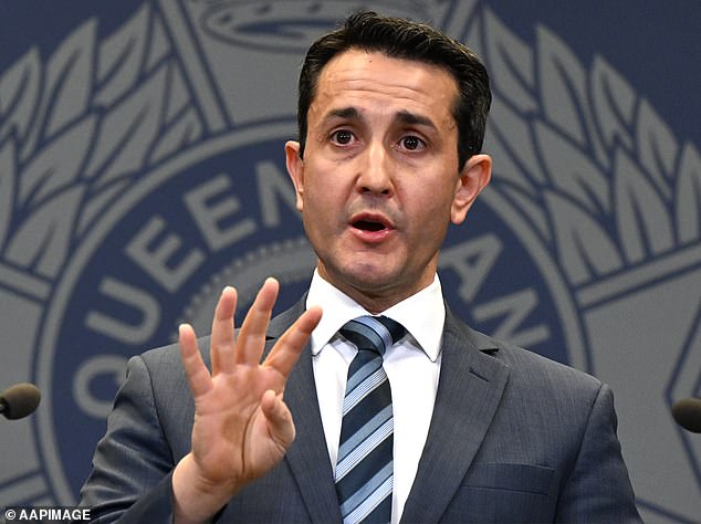 州长戴维·克里萨富利（如图）告诉那些可能抱怨监控人员“令人不舒服”的青少年罪犯，“解决这个问题很简单——不要犯罪”。