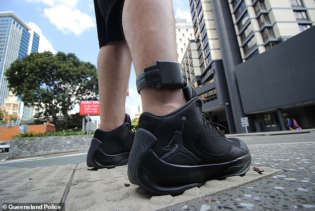 根据现行法律，15岁以下的人不能佩戴脚踝监控器（如图所示），但议会将于2026年就新法案进行辩论。