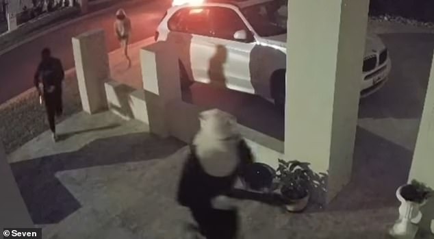 昆士兰州希望修改法律，降低青少年罪犯佩戴电子脚镣的年龄限制（图为：本月初闯入黄金海岸一户民宅的青少年团伙）。