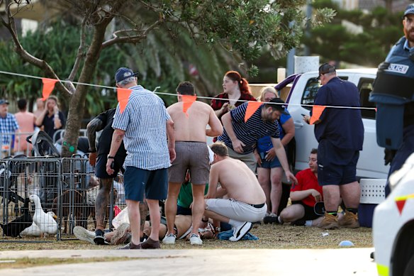 人们救助了在邦迪海滩受伤的人。