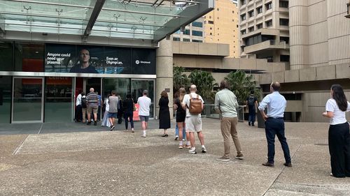 邦迪海滩枪击案发生后,悉尼市民被呼吁前往最近的献血中心献血。