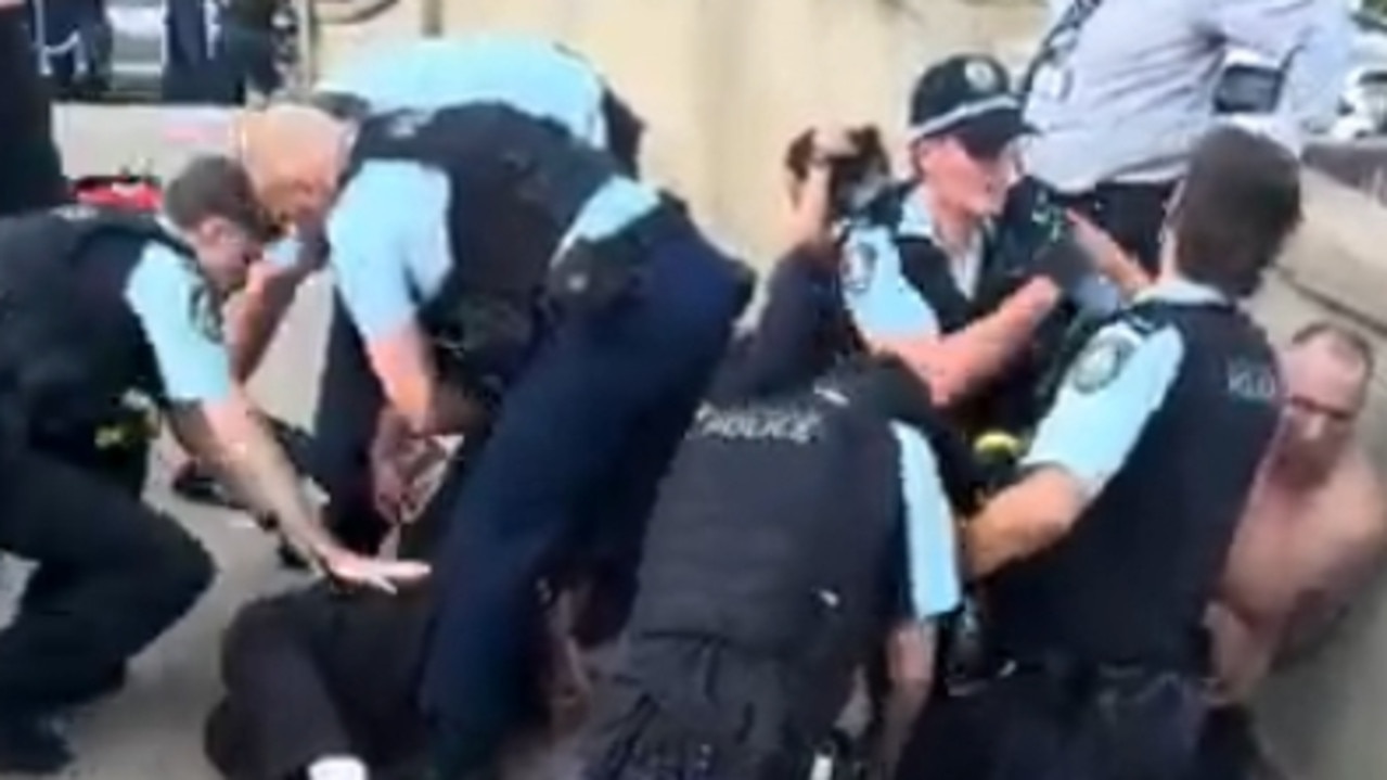 警方对一名站在霰弹枪旁的男子实施了心肺复苏术。