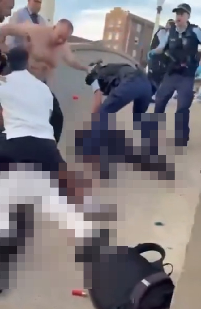 两名枪手周围散落着大量弹药。图片:X