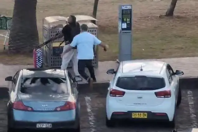 水果店老板夺枪的画面