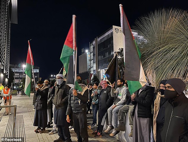 一张悉尼大学校园内活动人士在2024年抗议活动期间的照片