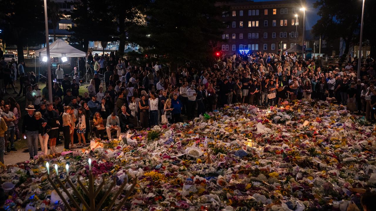 12月16日，数百名哀悼者参加烛光守夜活动，悼念邦迪海滩恐怖袭击的遇难者。图片：奥黛丽·理查森