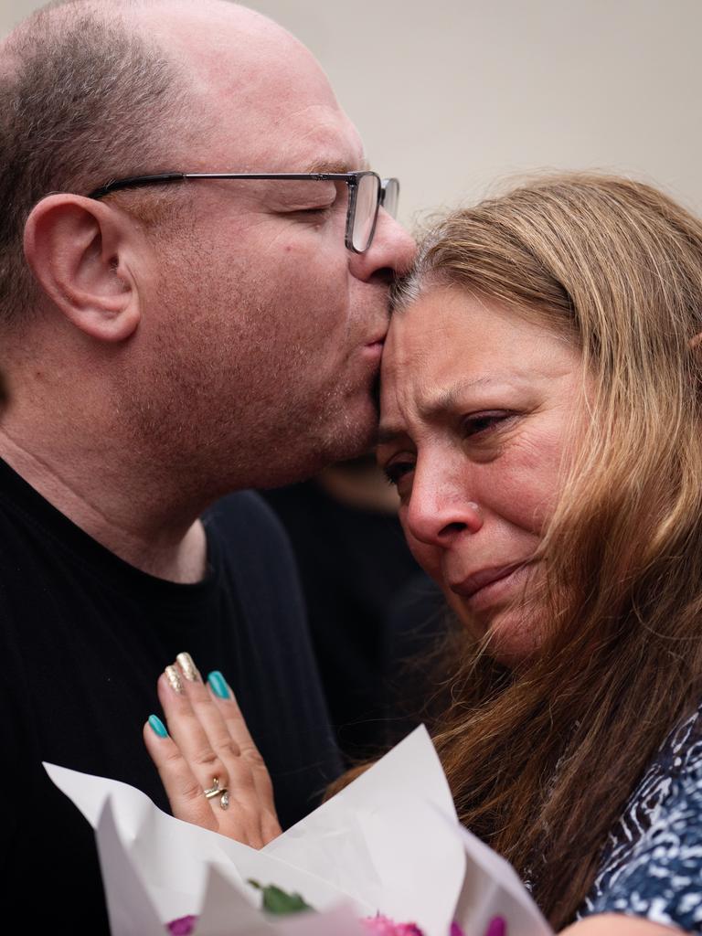 2025年12月16日，在邦迪海滩的邦迪亭举行的烛光守夜活动中，10岁枪击案受害者玛蒂尔达的父母拥抱在一起。图片：奥黛丽·理查森