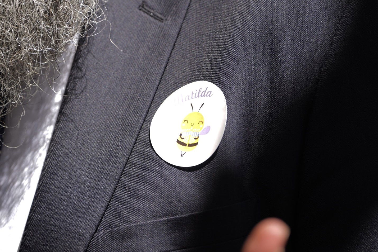 一张贴纸的特写,上面印着“玛蒂尔达”和一只大黄蜂。