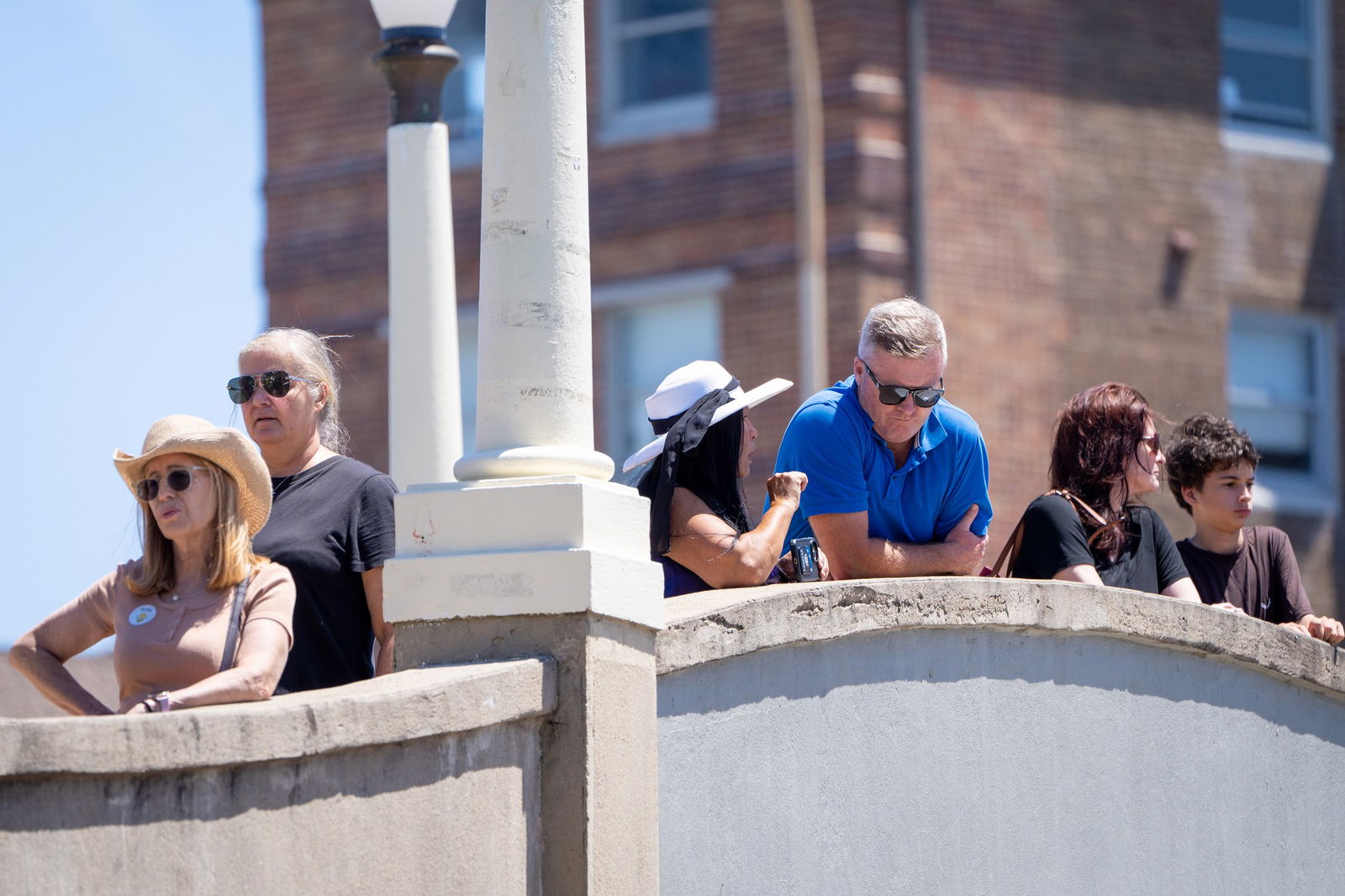 一群人站在桥上