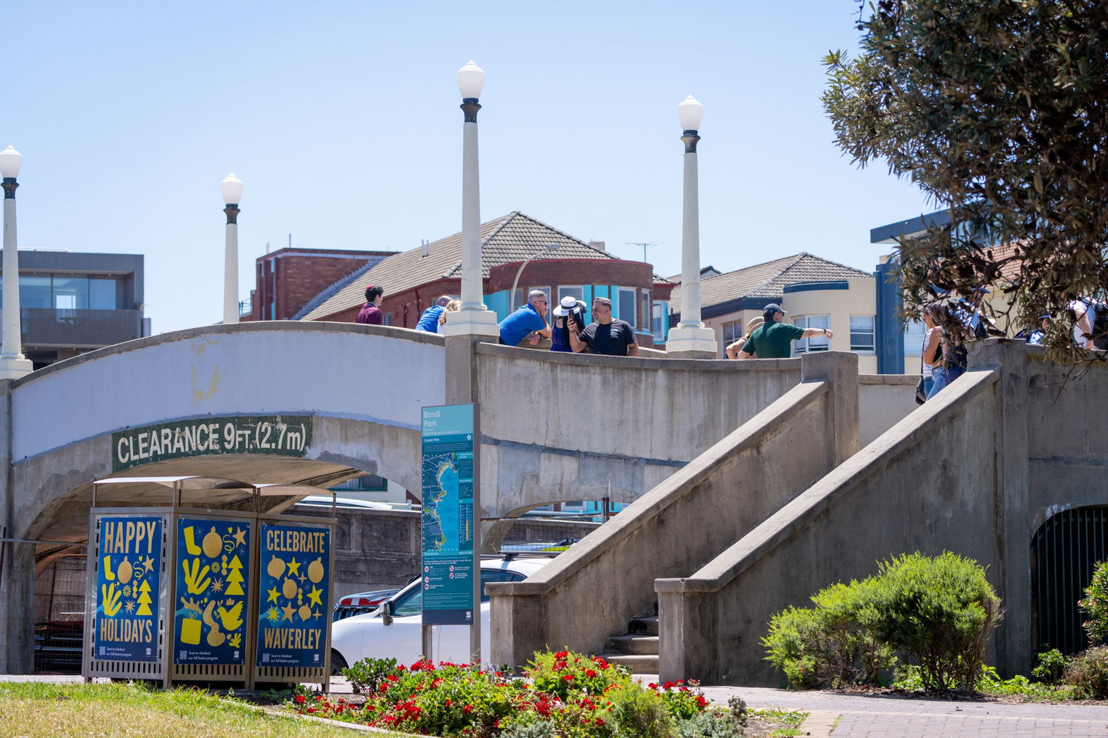 一群人站在桥上,镜头拉远,拍摄距离较远。