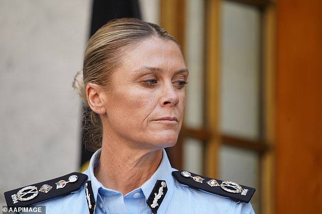 克里西·巴雷特(如图)表示,警方正在调查宣扬暴力仇恨的传教士。