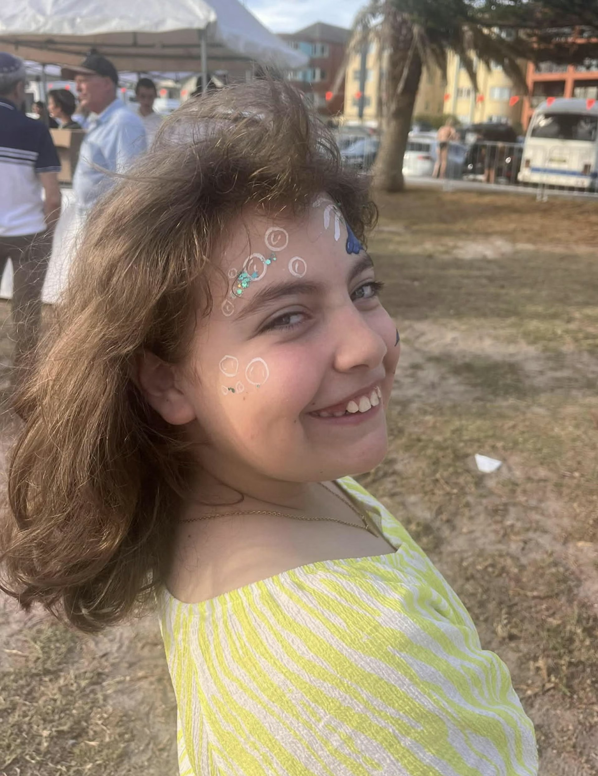 2025年12月18日，澳洲悉尼邦迪海滩（Bondi Beach）14日发生造成16死、40多伤的大规模枪击案。枪击案中最年轻的受害者，玛蒂达（Matilda）18日举行葬礼，其家人与这位年仅10岁的女孩作出最后的告别，并呼吁社区不要让她的死带来更多愤怒。（网络图片）