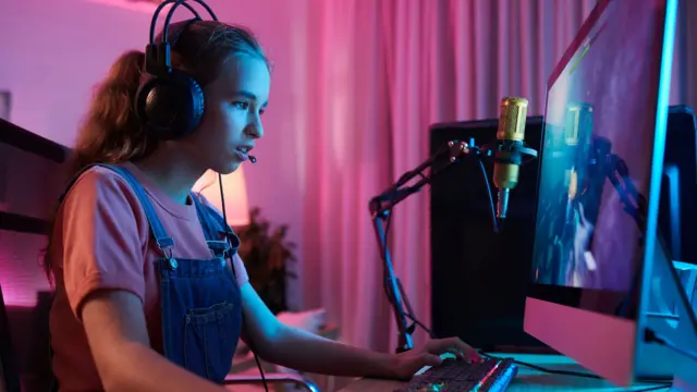 全神贯注打游戏的少女