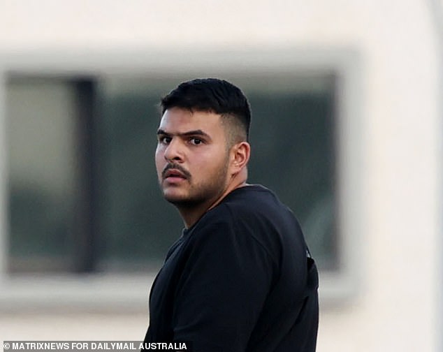 邦迪海滩枪击案发生在周日晚上7点前，24岁的纳维德·阿克拉姆（如图）和50岁的父亲萨吉德据称在邦迪海滩举行的犹太光明节庆祝活动中开枪，造成至少15人死亡，40多人受伤。