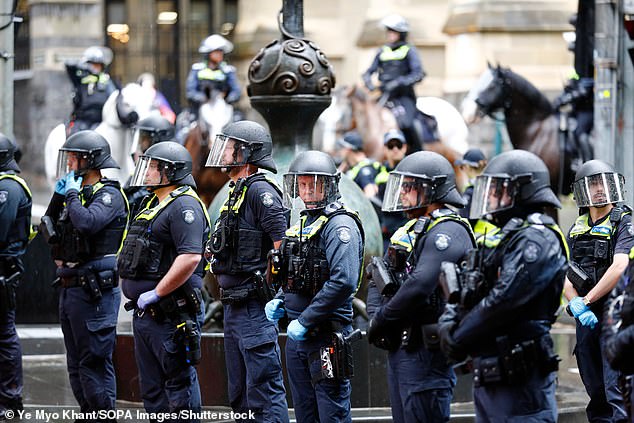 悉尼的抗议活动从未提交过许可申请，明斯警告说，虽然抗议者可以在阿尔弗雷德王子公园集会，但任何道路封锁行为都将遭到警方处理。