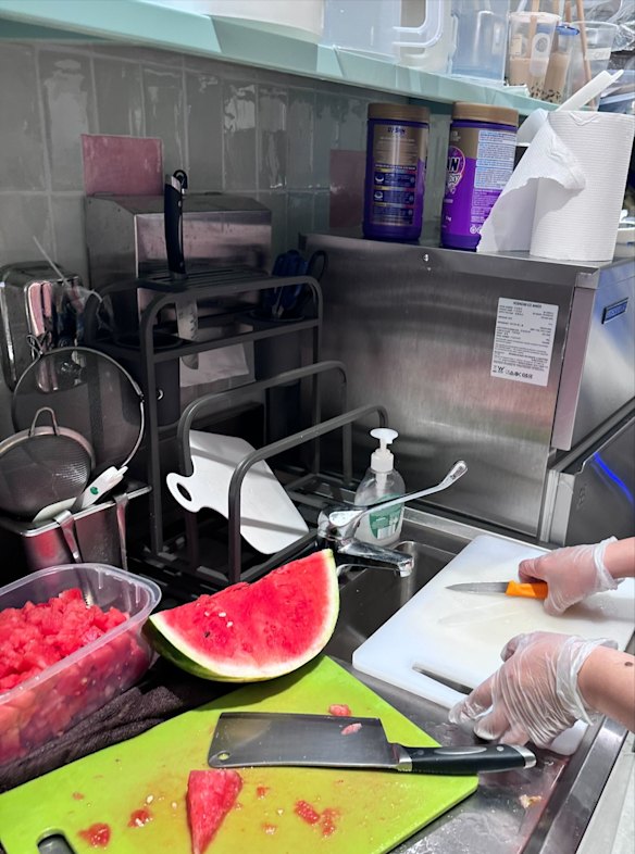 这是威洛比市议会今年进行检查时拍摄的不合规洗手设施的照片。