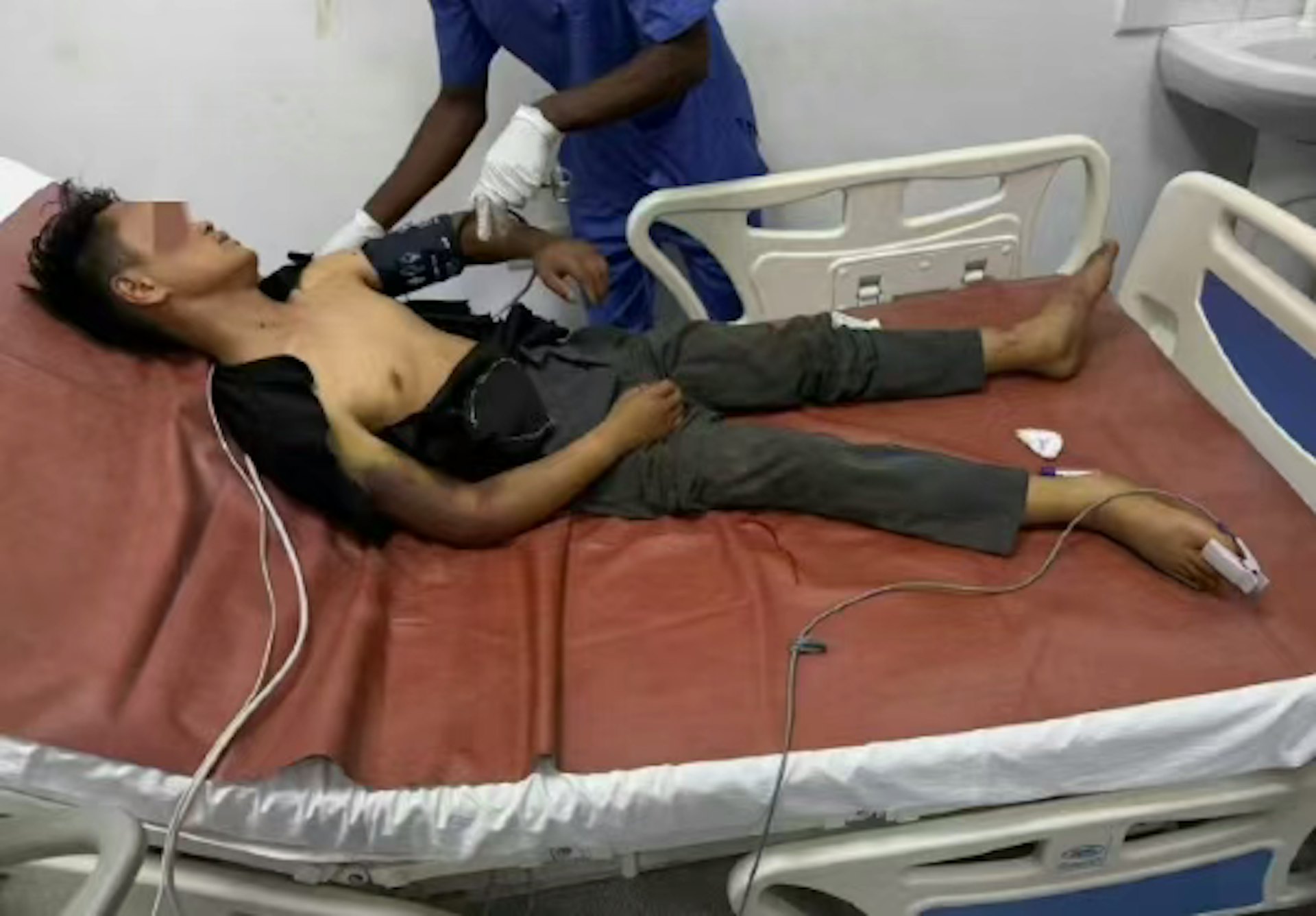 被送往医院接受救治的曾先生。（红星新闻）