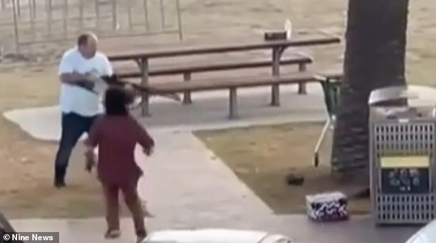 图中身穿红色衣服的比特顿先生正在跑去帮助旁观者艾哈迈德·艾哈迈德，此前艾哈迈德刚刚缴了枪手萨吉德·纳维德的械。