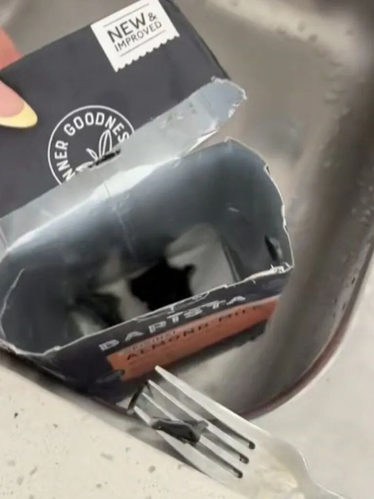 避雷!澳女在Aldi杏仁奶中喝出巨大黑色异物,网友直呼像死蝙蝠(组图) - 4