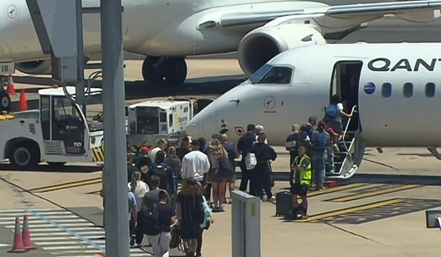 一架从阿德莱德飞往林肯港的澳航联运航班上的乘客(如图)因空中发生的几起惊险事件而受到惊吓。