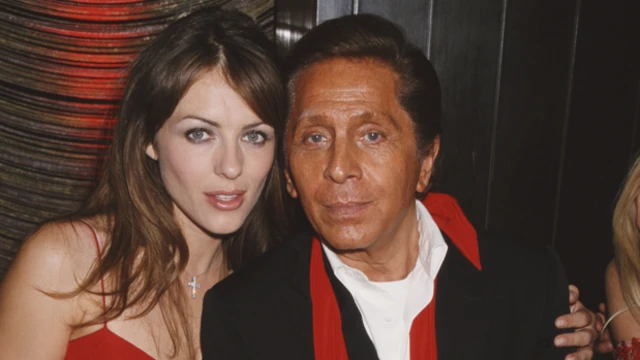 华伦天奴与英国模特儿暨女演员伊莉莎白·赫莉在纽约餐厅合影 