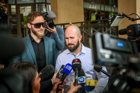 2024 年 11 月，乔尔·戴维斯（左）和托马斯·塞维尔在法庭外。