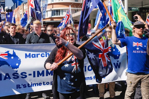 Bec Freedom（中）表示，她经常没有认真观看极右翼活动人士的 X 直播。