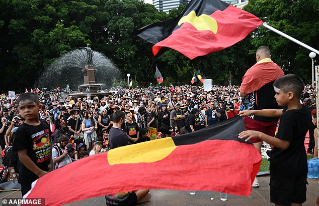 2026年1月26日星期一，在悉尼海德公园举行的澳大利亚国庆日庆祝活动期间，大批民众参加了“入侵日”抗议活动。（AAP图片/Dean Lewins）禁止存档