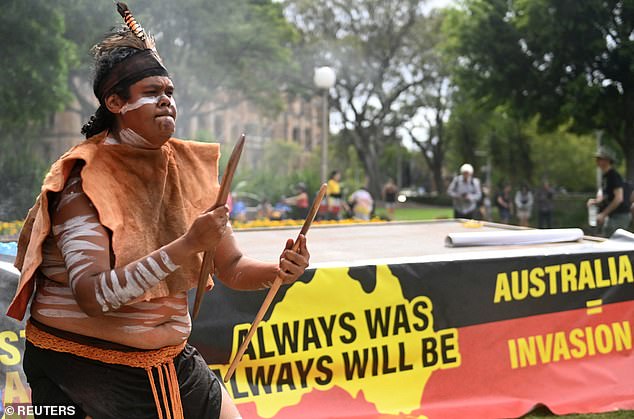 2026年1月26日，在澳大利亚悉尼海德公园举行的“入侵日”抗议活动中，人们参加了澳大利亚国庆日庆祝活动。（路透社/杰里米·派珀摄）