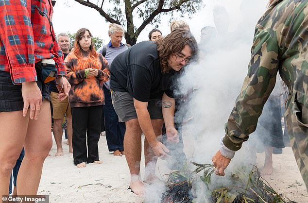 澳大利亚墨尔本——2026年1月26日：在澳大利亚墨尔本，人们参加由原住民领袖组织的澳大利亚国庆日黎明纪念仪式，仪式上会进行熏香。澳大利亚国庆日（原名建国日）是澳大利亚的官方国庆日，每年1月26日庆祝，以纪念1788年第一舰队抵达悉尼。许多澳大利亚原住民称这一天为“入侵日”，目前有一股虽小但不断壮大的运动，要求更改国庆日的日期，同时围绕这一天的意义也展开了更广泛的讨论。鉴于2025年12月邦迪海滩枪击案的发生，今年的纪念活动更具特殊意义。（图片来源：Jesse Thompson/Getty Images）