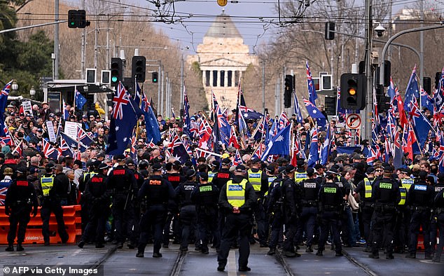 2025年8月31日，抗议者聚集在墨尔本参加“澳大利亚游行”反移民集会。（图片来源：William WEST / AFP）（图片来源：WILLIAM WEST/AFP via Getty Images）15052851