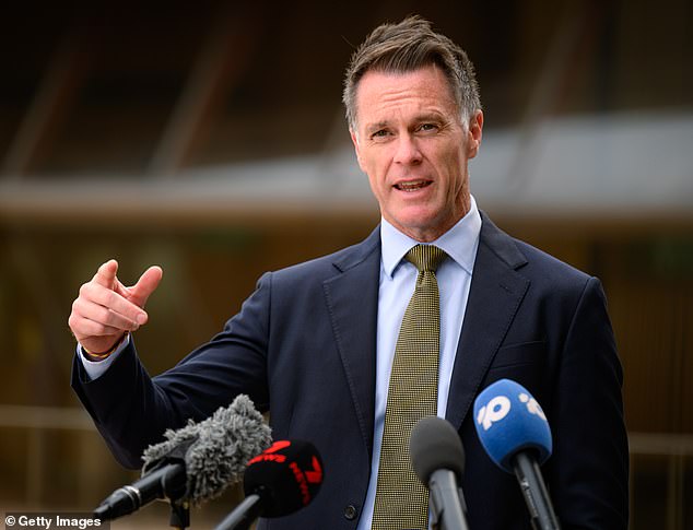 澳大利亚悉尼——2026年1月26日：新南威尔士州州长克里斯·明斯于2026年1月26日在悉尼歌剧院向媒体发表讲话。澳大利亚日（原名建国日）是澳大利亚的官方国庆日，每年1月26日庆祝，以纪念1788年第一舰队抵达悉尼。许多澳大利亚原住民称这一天为“入侵日”，目前有一股虽小但不断壮大的运动，要求更改澳大利亚日的日期，同时围绕这一天的意义也展开了更广泛的讨论。鉴于2025年12月邦迪海滩枪击案的发生，今年的纪念活动更具特殊意义。（图片来源：George Chan/Getty Images）