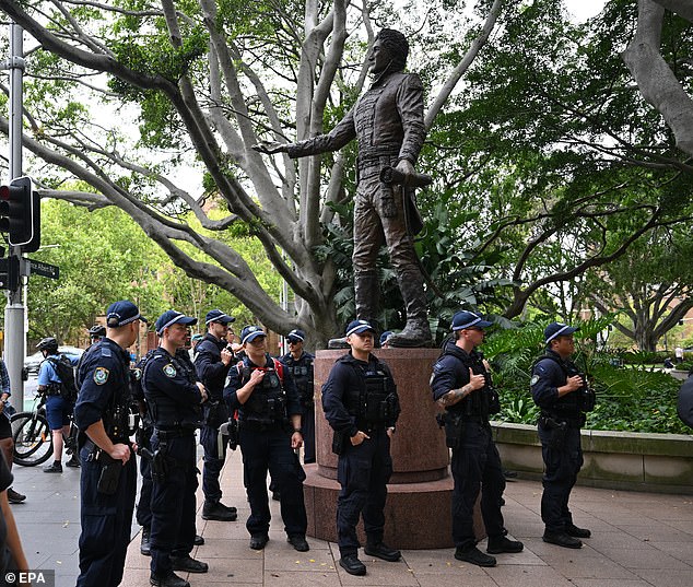 epa12681445 2026年1月26日，在澳大利亚悉尼举行的“入侵日”抗议活动中，一大群人游行穿过中央商务区，该活动是2026年澳大利亚国庆日系列活动的一部分。图片来源：EPA/DEAN LEWINS 澳大利亚和新西兰除外