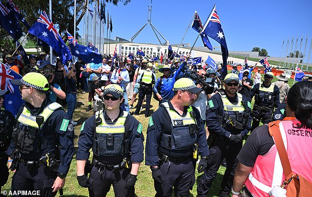 2026年1月26日星期一，在堪培拉国会大厦外举行的反移民“支持澳大利亚”游行集会。（AAP图片/Mick Tsikas）禁止存档