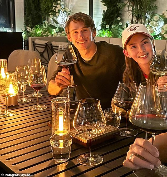 这次饮酒聚会喝了很多杯葡萄酒,照片中德米纳尔与周润发的妻子昆凌在一起。